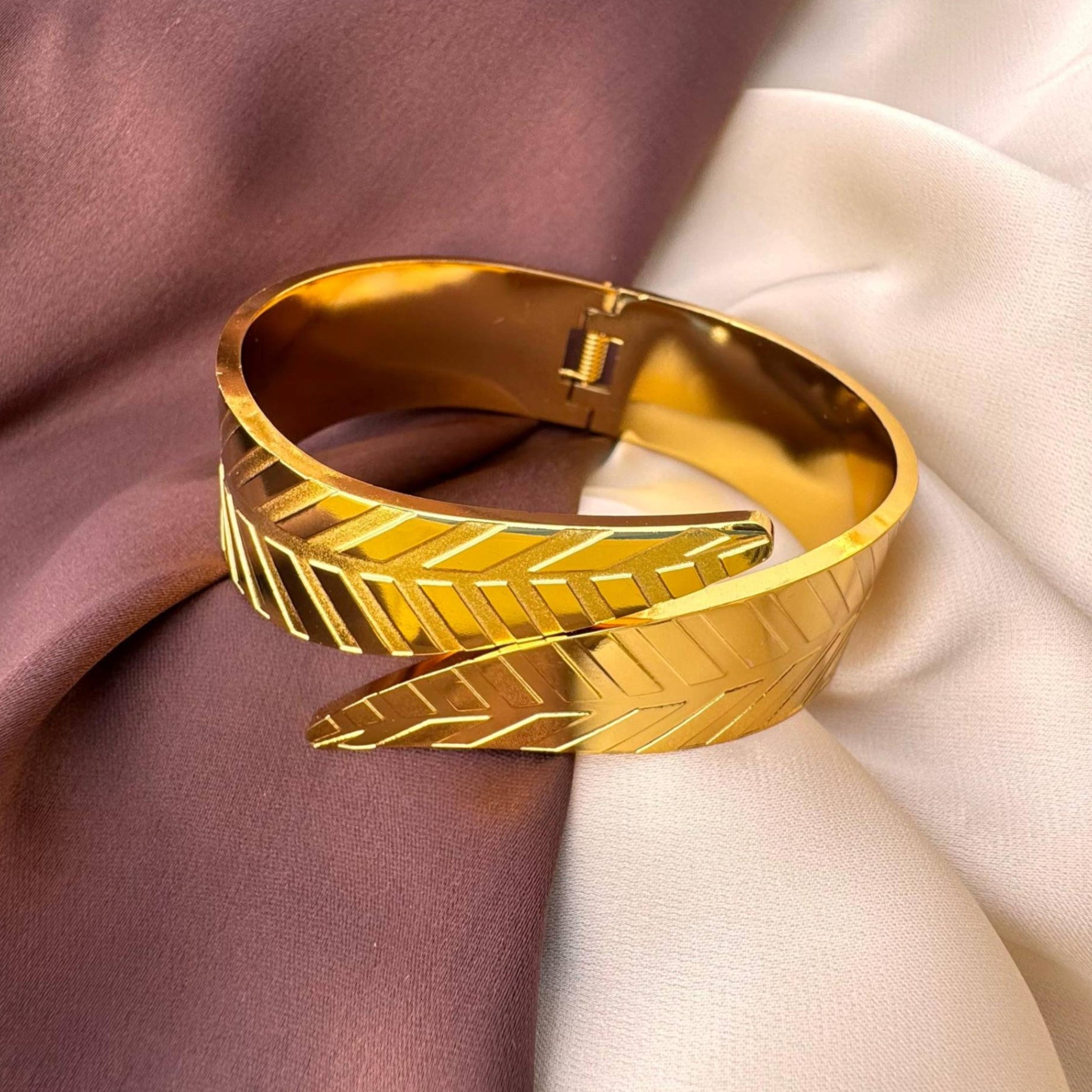TFC Size 2.6 Size 2.6 Pointed Leaves Gold Plated Bracelet Bangle