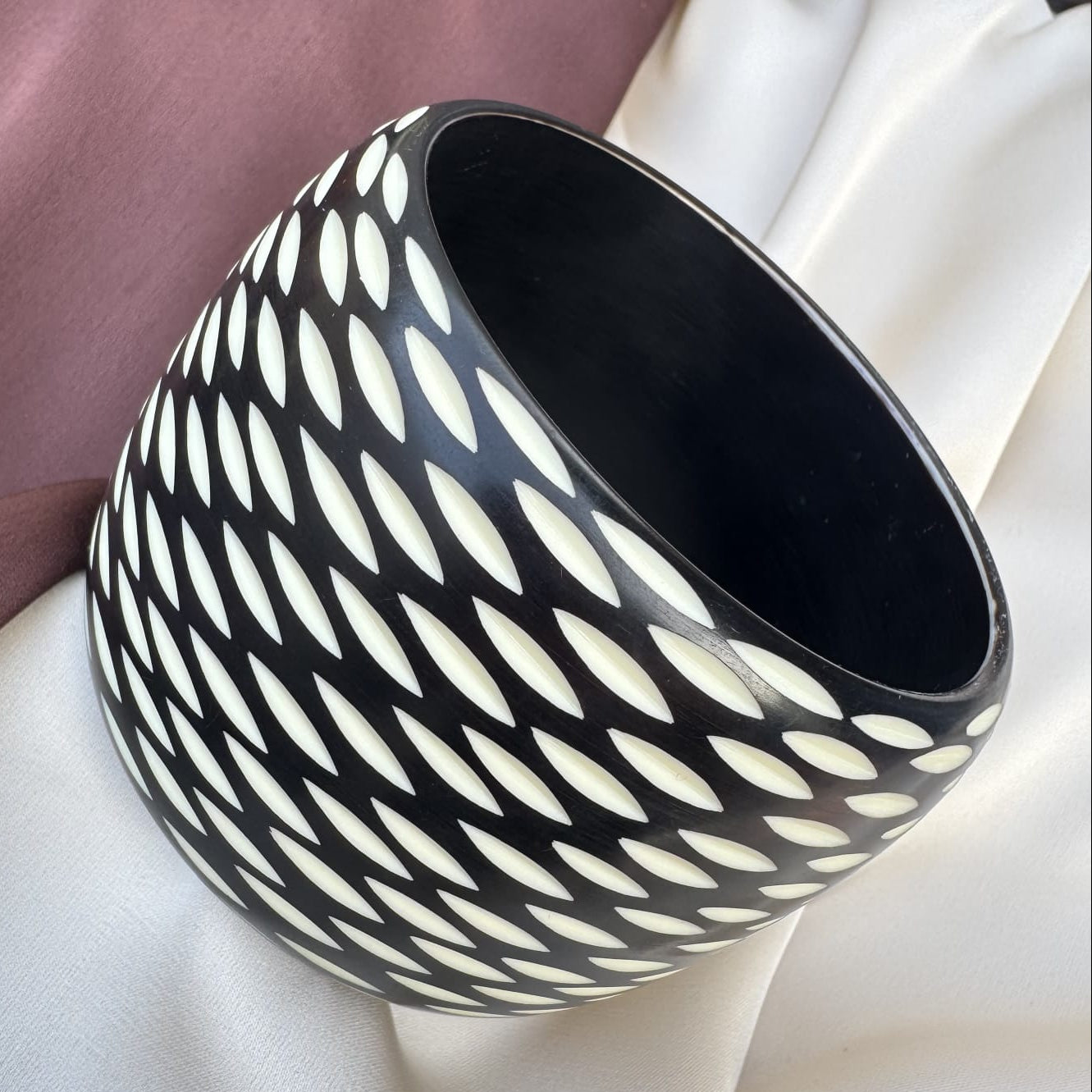 TFC Size 2.7 Black & White Leaf Pattern Bangle
