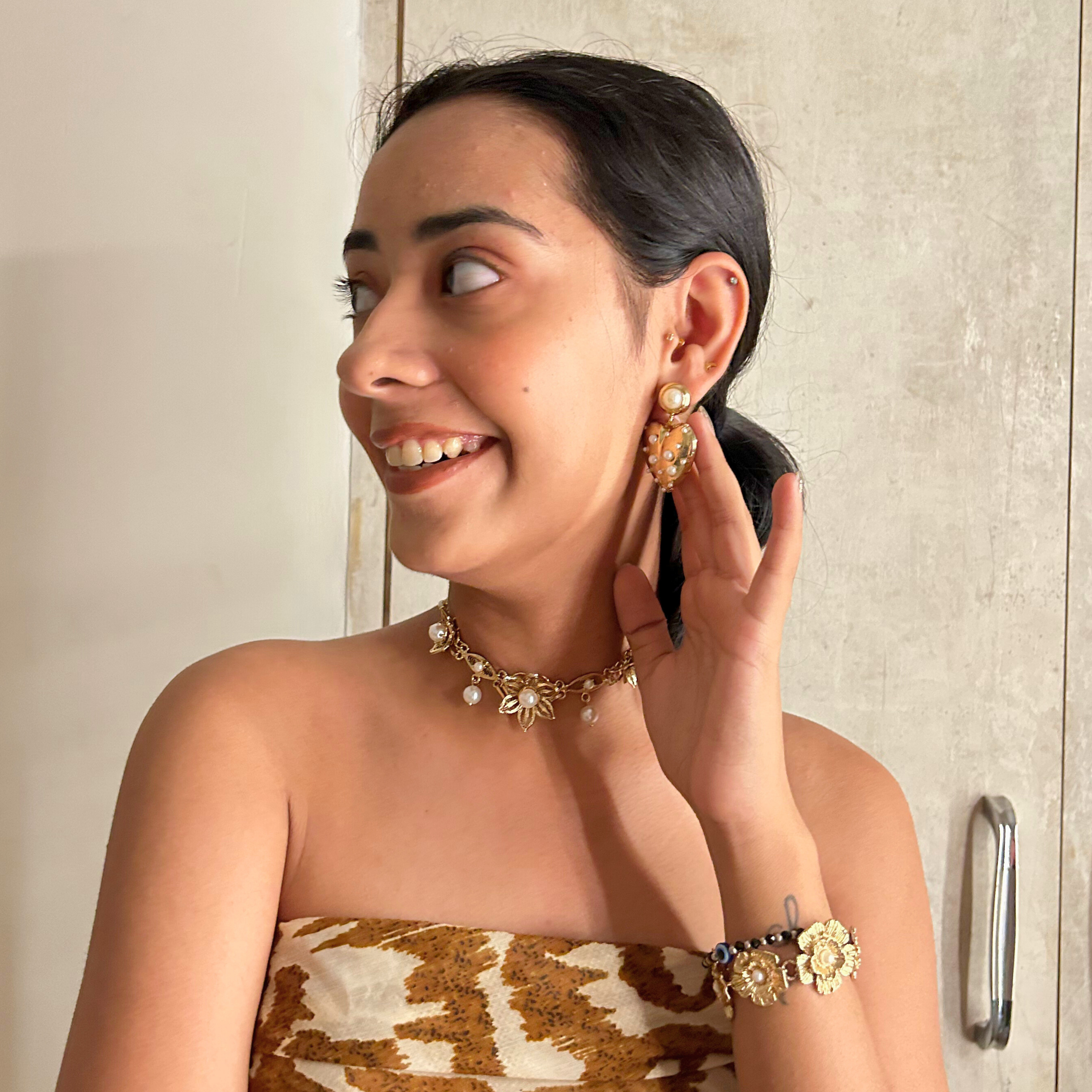 Buy Rectangular Golden Bracelet Online Worn By Samyukta Menon | Suhani  Pittie